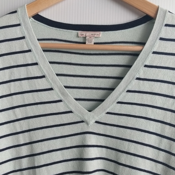 GAP Women’s Mint Green Silk Blended Striped V-neck Sweater Size XS - Picture 3 of 7